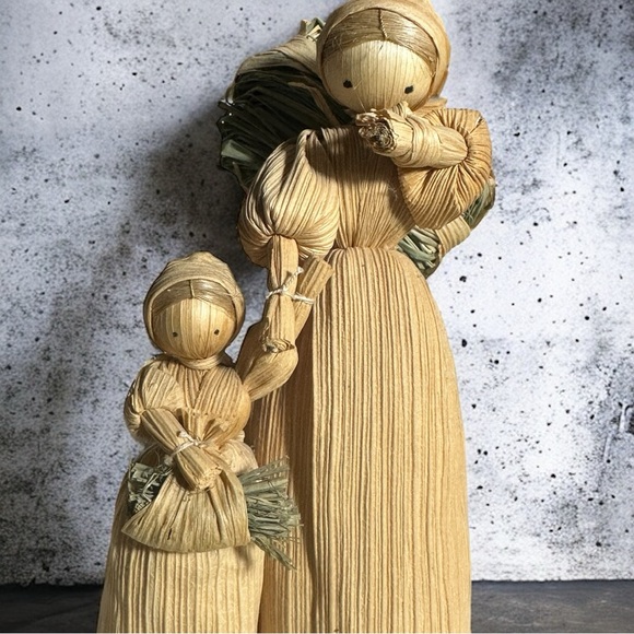 VINTAGE HANDMADE CORNHUSK MOM & HER PRETTY GIRLS - Picture 14 of 15